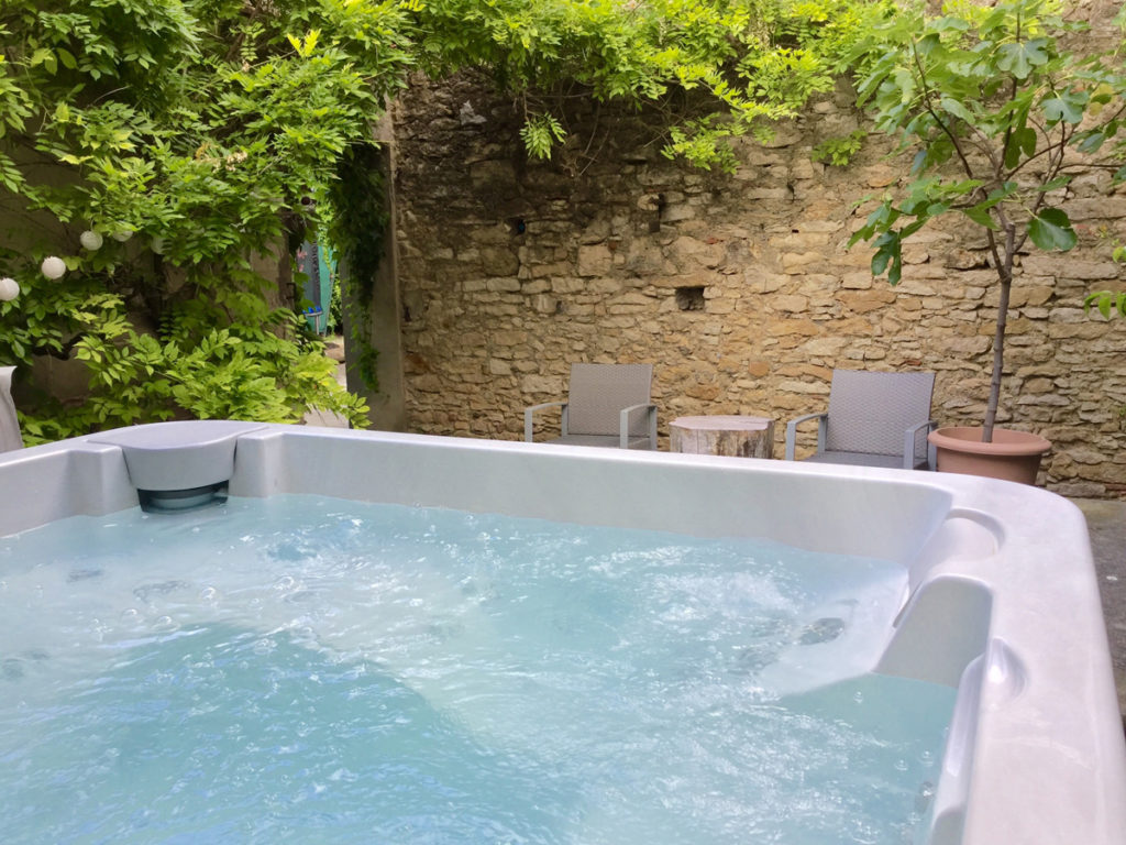 Maison-Saint-Jules Gite Bram -Hot-Tub1b-1024x768